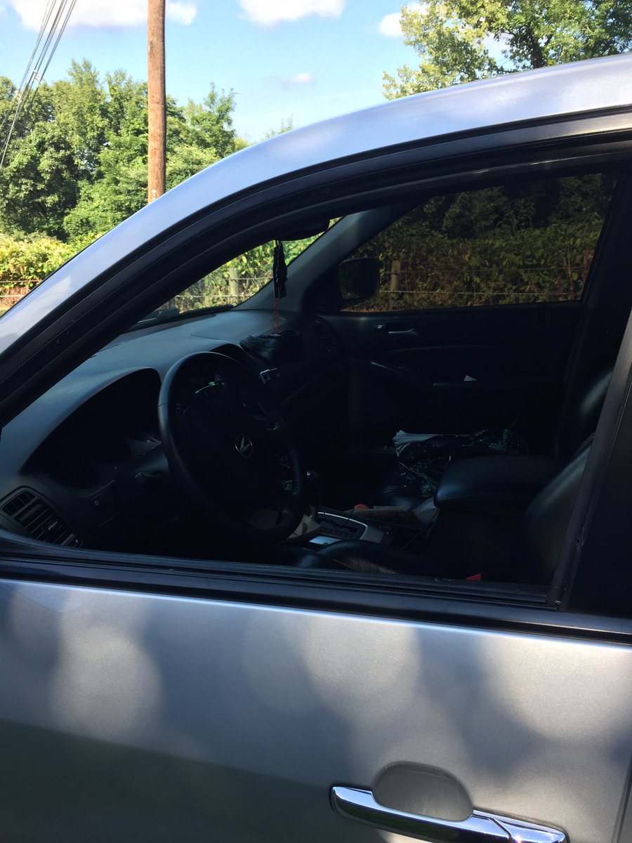 Manderz_120's tweet photo. I know I’ve asked for help a lot but this is truly an #emergency ! My car window was smashed and my gps/radio and even my sons car seat was taken !! I really could use help until the insurance comes through and helps. $candykiss916 #cashapp #Emergency #inneed #helpinghand #handup https://t.co/NECrtROkvu