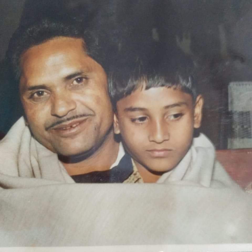 जिसको गोदी में बिठाए हैं, उसी के ऊपर राजनीति, पार्टी और क्षेत्र, समाज और परिवार की पूरी जिम्मेदारी डाल कर चले गए। अब बस यादें ही शेष हैं..... 

शहीद नंदकुमार पटेल जी अमर रहें

<a href="/INCIndia/">Congress</a> 
<a href="/umeshpatelcgpyc/">Umesh Nandkumar Patel</a>