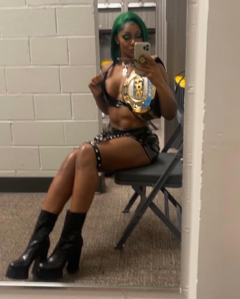 Jade_Cargill's tweet photo. The spotlight 🔦📸💰 https://t.co/0Mir6tRMqL