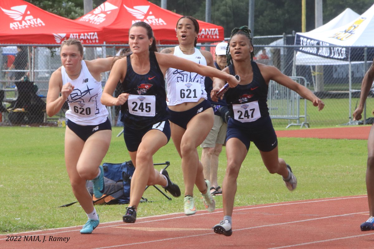 jramey6's tweet image. Jullia Morris hands the baton to Kathryn Hunter on their way to a @UC_Patriots school record in the 4x100 relay at #NAIATrack Nationals.  @UCPatriotsTrack