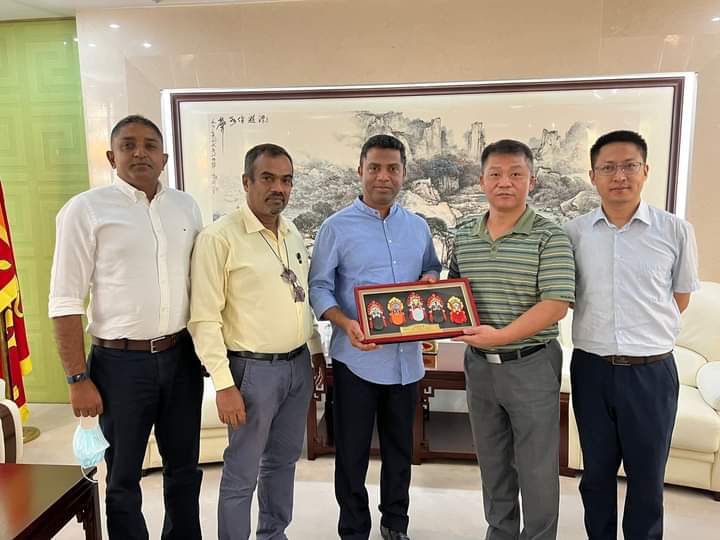 NalindaJay's tweet photo. #NPP delegation met the Defence Attache of @ChinaEmbSL Senior Colnel #WanDong & Colnal #GaoBin yesterday. https://t.co/jKnqwO68Vz