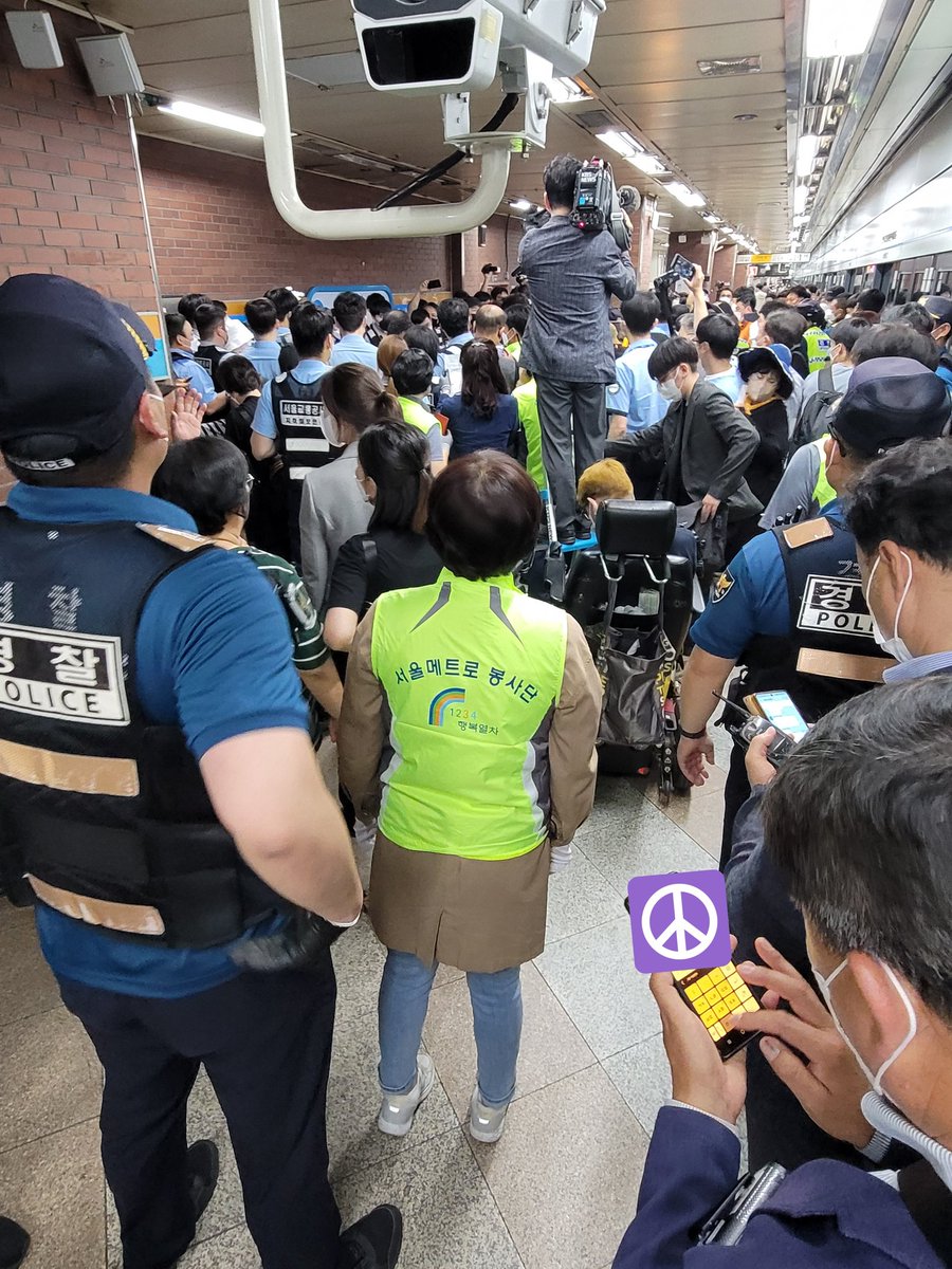 삼각지 역에서 환승하는데 이동권 시위가 진행 중이고, 엄청난 수의 경찰과 서울교통공사 쪽 사람들이 모여 있다. 그런데 언론 보도도 너무 적고 이야기가 많이 안 되는 듯하다. 이 계절이 참으로 길겠다 싶다. naver.me/x0GAXP6W