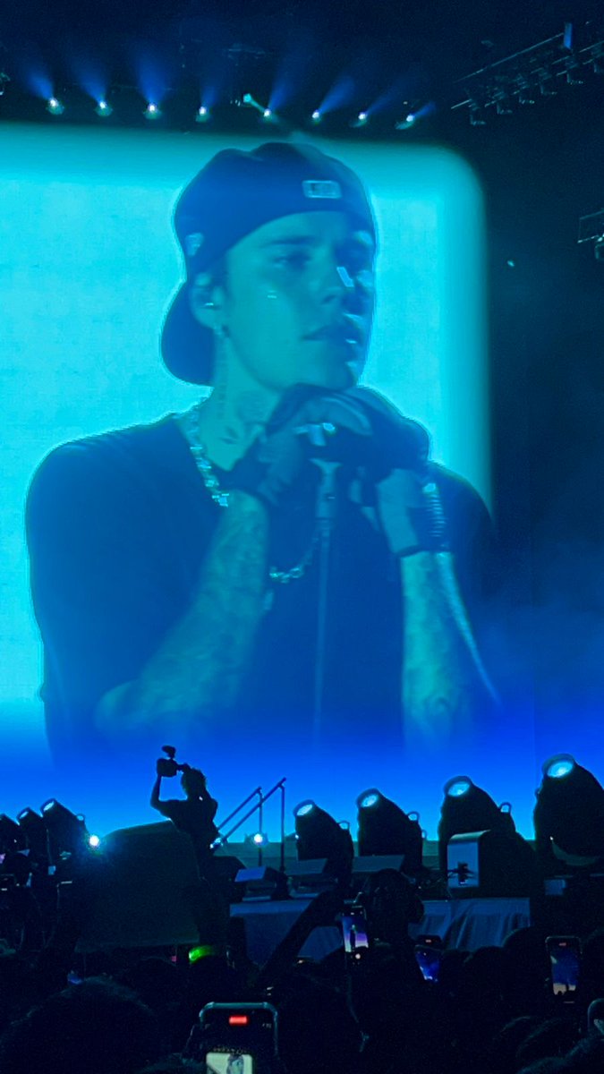 availablebiebzs's tweet image. Justin Bieber really love his fans