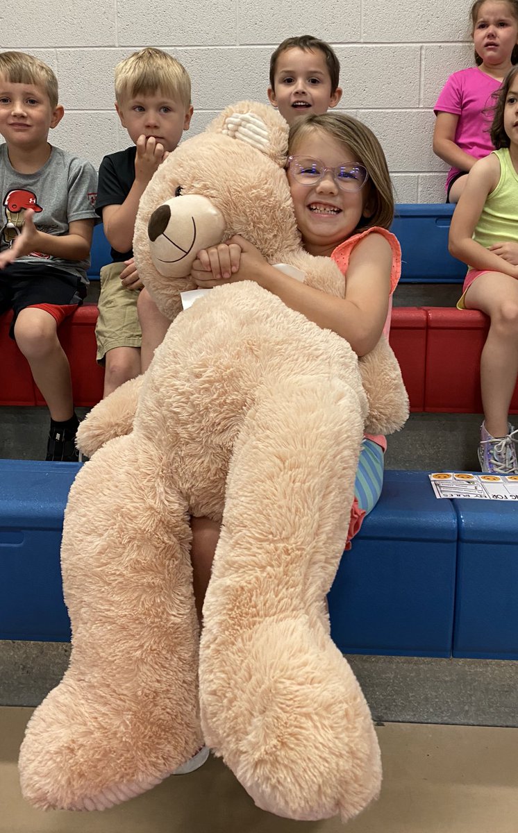 CastleHeights2's tweet photo. SWPB rewards giveaway was excellent with our Kindergarten, First and Second graders. #SWPB
#CHknights https://t.co/UAxbC21ZtL