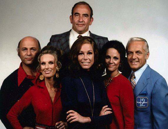 .@ValerieHarper and the cast of 'The Mary Tyler Moore Show' in a seldom used press photo.

-
#ValerieHarper #Rhoda #RhodaMorgenstern #MaryTylerMoore #EdAsner #TedKnight #ClorisLeachman #GavinMacLeod #Mary #Ted #Lou #Phyllis #Murray #comedy #classictv #press #pressphoto