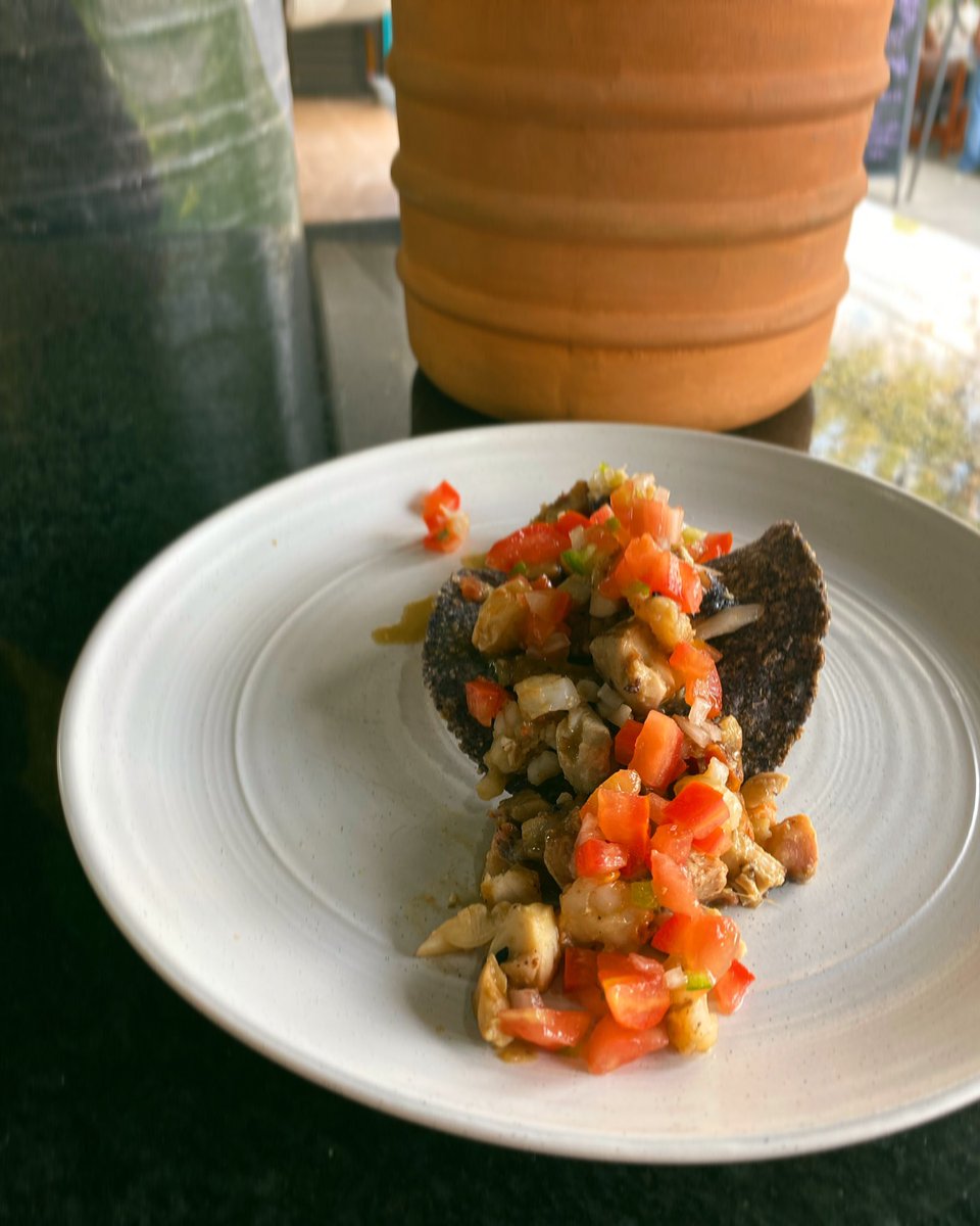 fondahuitzillin's tweet photo. No te pierdas de esta delicia: Tostada de maíz azul con mariscos y pico de gallo.
Sólo en Huitzillin.  #sabercomeressabervivir #maizcriollo #mariscos #tostada #yummy https://t.co/mMFEYkDNWW