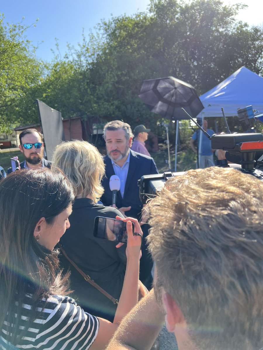 ryanhermelijn's tweet photo. In Uvalde, Texas vertelt senator Ted Cruz aan @MariekeNOS dat strengere wapenwetgeving niet de oplossing is om zo’n bloedbad te voorkomen, maar juist meer aandacht voor mentale gezondheidszorg en vooral: de schoolgebouwen moeten gewoon veiliger. https://t.co/vJl5y8Ob3X