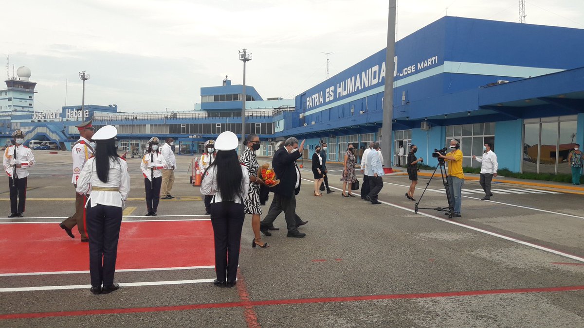 El primer ministro de San Vicente y las Granadinas, Ralph Gonsalves fue recibido en el Aeropuerto Internacional José Martí de La Habana como parte de una visita oficial a la Isla.
