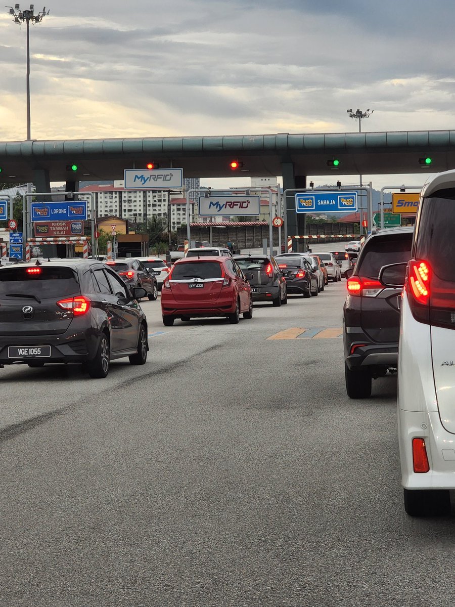 palmtrader's tweet photo. Havoc with long traffic when both #rfid lanes at #duke are not working. Terrible scene when monopoly system provider is in place and untouchable https://t.co/vTpmlhqjEb