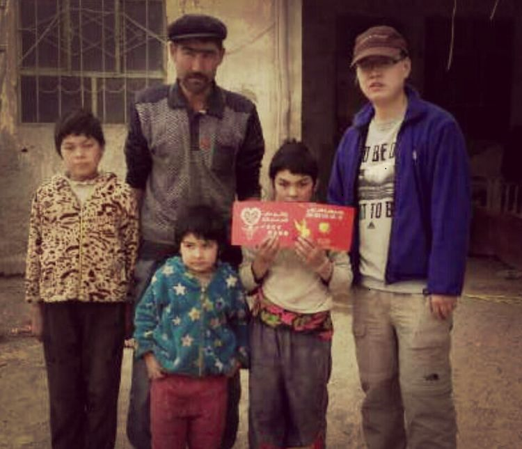 GroseTimothy's tweet photo. Outside "re-education" and detention facilities  Uyghurs are subjected to government "homestays." Maybe (unfortunately) not headline worthy, but as I've been repeating for three years, this program is one of the most invasive. These faces shouldn't be forgotten either. https://t.co/scJcwGPiHQ