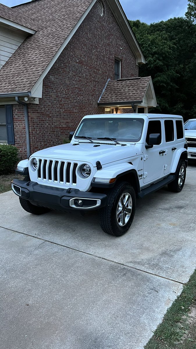 She looks so nice and clean 🤔Now if I could just find a nice mud puddle to go play in today! 🤫#EnjoyLife #JeepThoughts #JeepLife