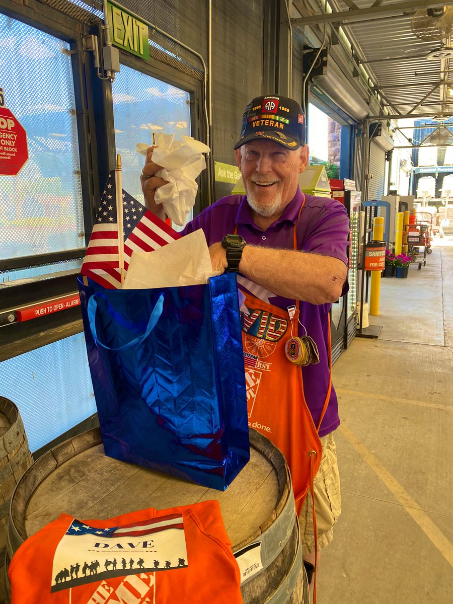 MoniqueASDS's tweet photo. Military appreciation 🪖🎖Taking a moment to thank the veterans and active duty associates in our store. We appreciate and honor you all for your bravery and service to our country #MemorialDay #MilitaryAppreciationMonth https://t.co/PCUCifGCQn