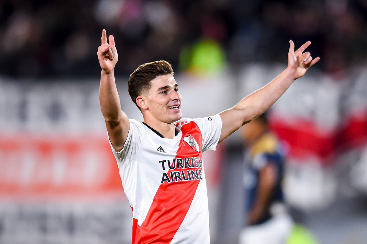 Primero de toda la historia de River que mete 6 goles en un partido, y lo hace un 25 de mayo en el Monumental. Un elegido del cielo.