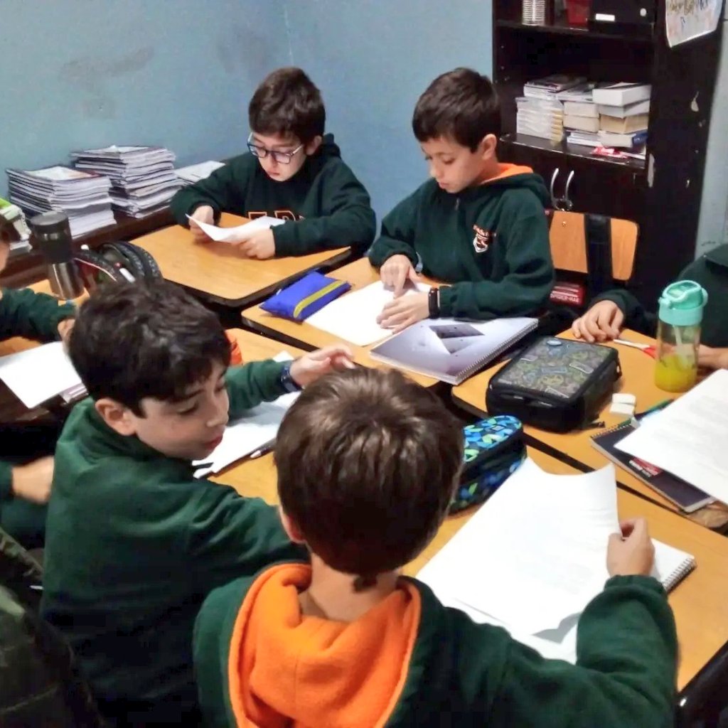 Inst_EDUSchool's tweet photo. Hoy fue el turno de 5to año, donde también discutimos en grupos a través de cuentos tradicionales y nos divertimos representando nuestra propia versión de las historias. https://t.co/MssXk5Z1Cu