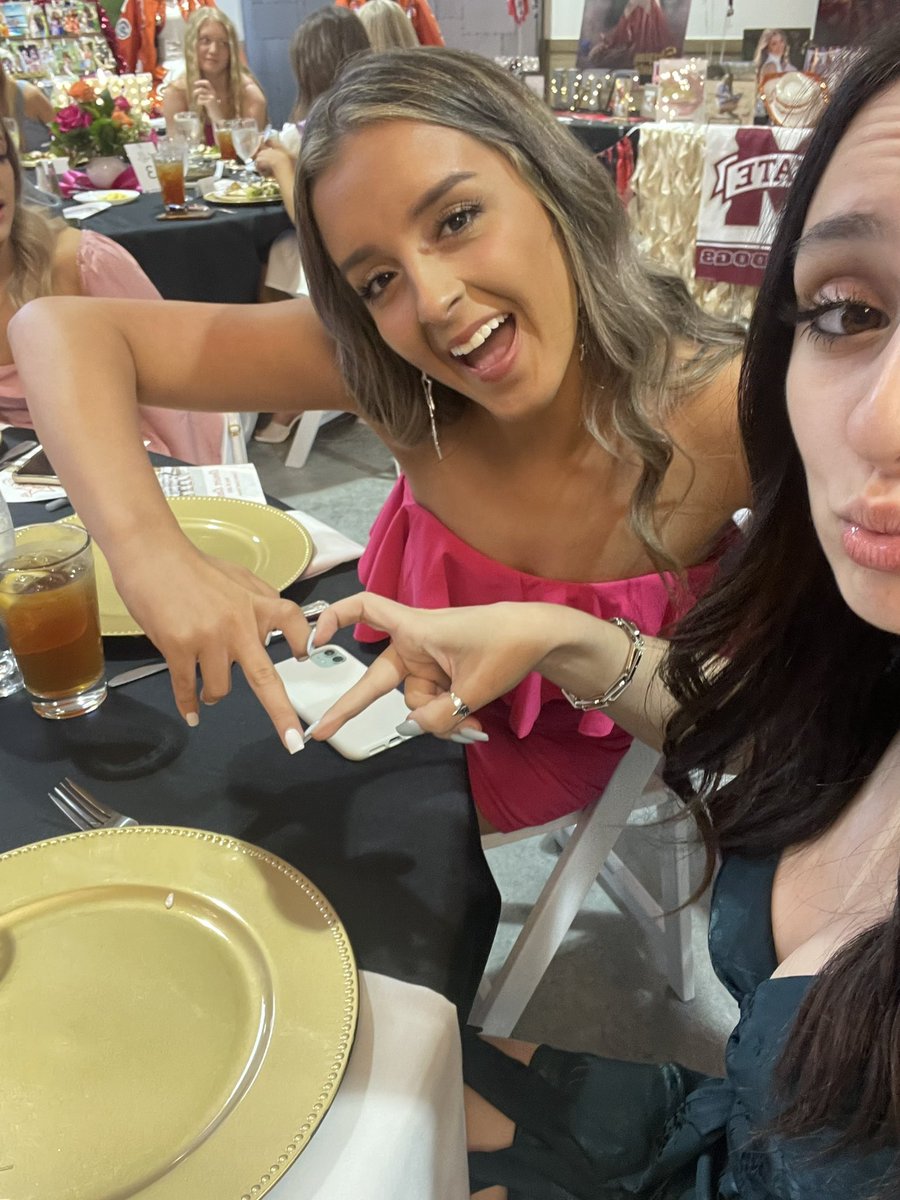 relatable_rette's tweet photo. this just in: your favorite relatable rette duo is signing off :D peace and love https://t.co/al8LbwxyX5