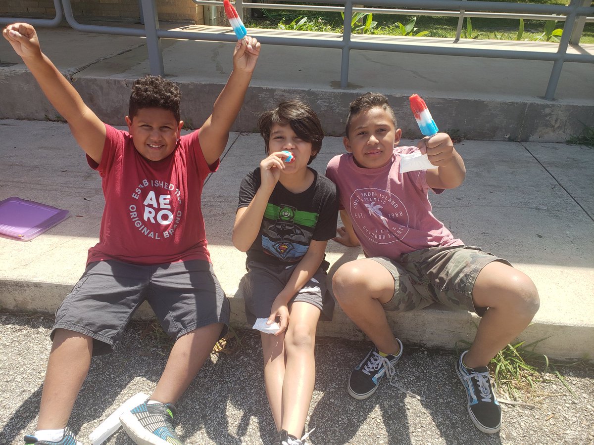 mrs_pompaclass's tweet photo. That's a wrap on the 21-22 school year!!!☀️🍦🎓🦁 #pvlionpride #Pompa3rdgrade https://t.co/FYaVB3fNyH