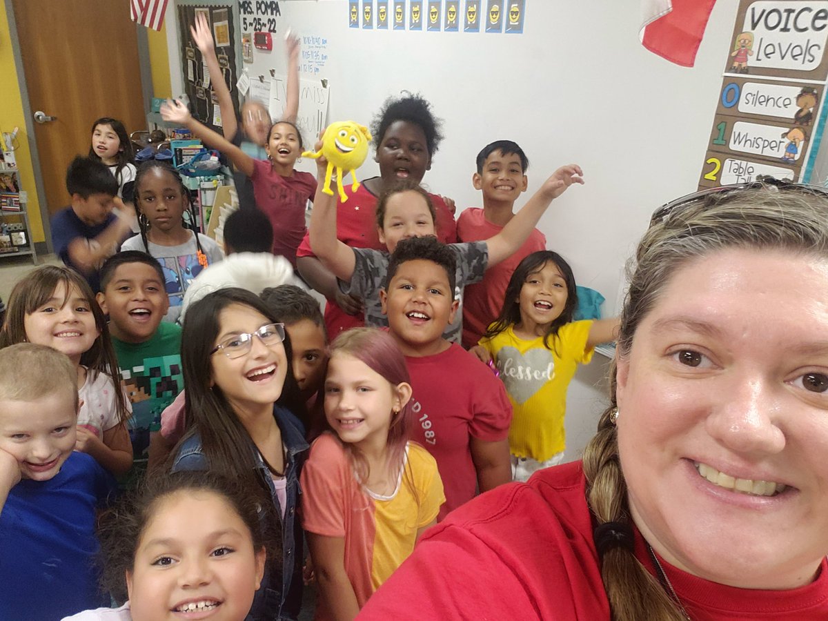 mrs_pompaclass's tweet photo. That's a wrap on the 21-22 school year!!!☀️🍦🎓🦁 #pvlionpride #Pompa3rdgrade https://t.co/FYaVB3fNyH