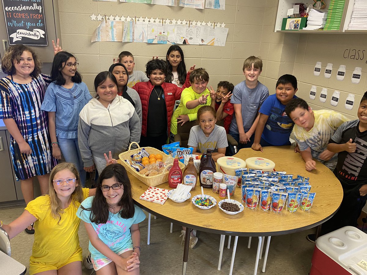 Mrs_MHobbs's tweet photo. A pretty sweet way to end our pretty sweet year!! Can’t believe this chapter closes tomorrow. Thanks for another awesome year, kiddos. I’ll cherish the memories forever. ❤️ #OneAthens https://t.co/T1wLAF2pio