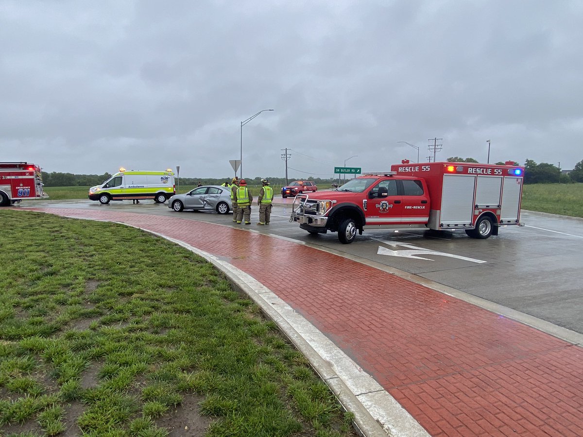 BCFD3's tweet photo. At 17:22 hours this evening, Rescue 55, Engine 31, Command 30 and Command 31 along with six firefighters responded to the roundabout at SW150th St and Butler Rd for a MVA. Minor injuries were reported. Please remember that all vehicles in the roundabout have the right-of-way. https://t.co/MZPOldjZ2d