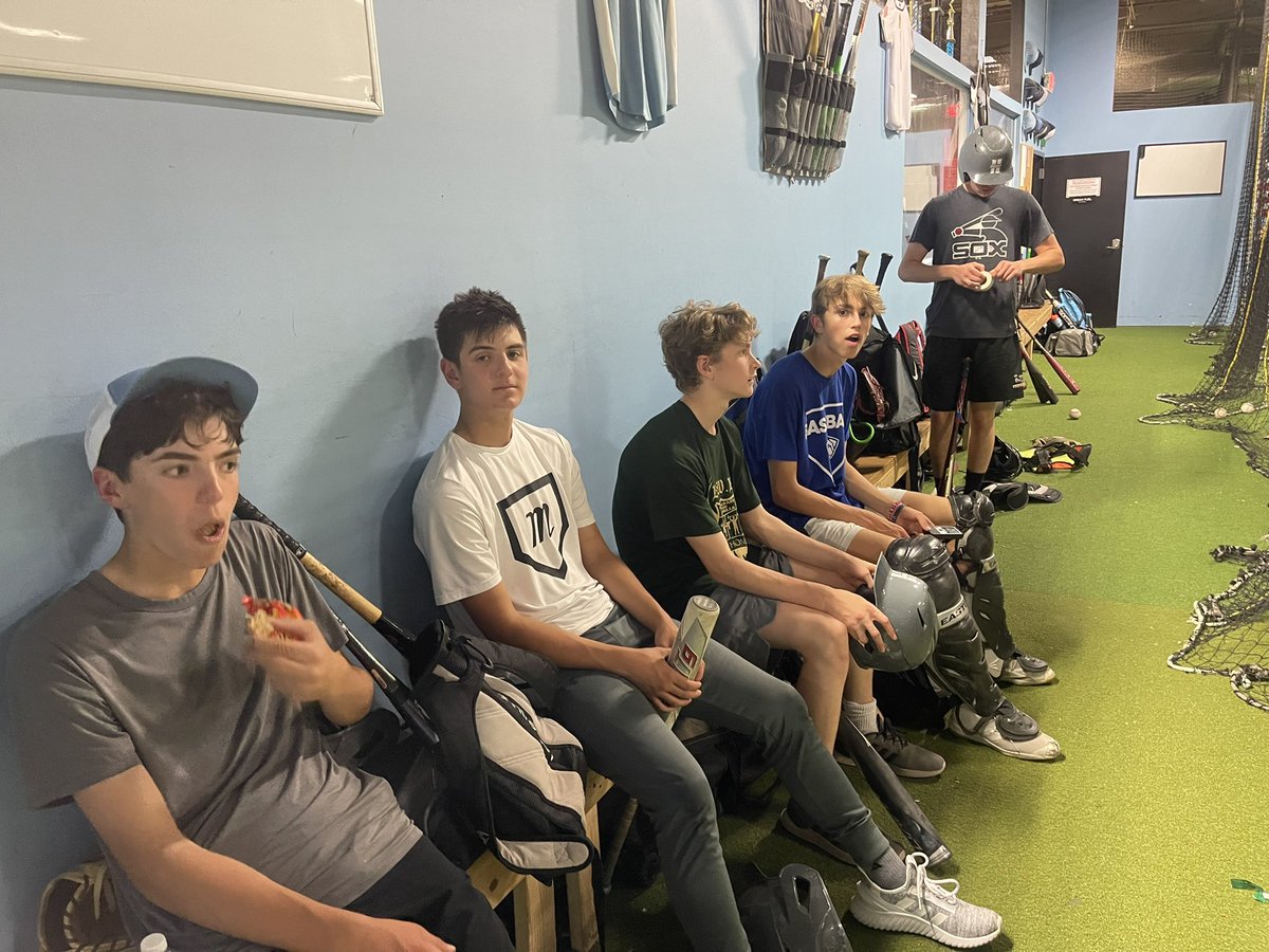 djjosezaragoza's tweet photo. The boys are back in town! These boys and the rest of the boys on this team! Watch out 4 this amazing group of boys! They’re in 4 the win⚾️💪🏼😎 @houndsplayball @beatingdisco @JGugora @4Gzags @WPleviak @Nick91224284 @JSchallmoser #boysofsummer #baseball #teammates #baseballfamily https://t.co/doTDEF1ijl