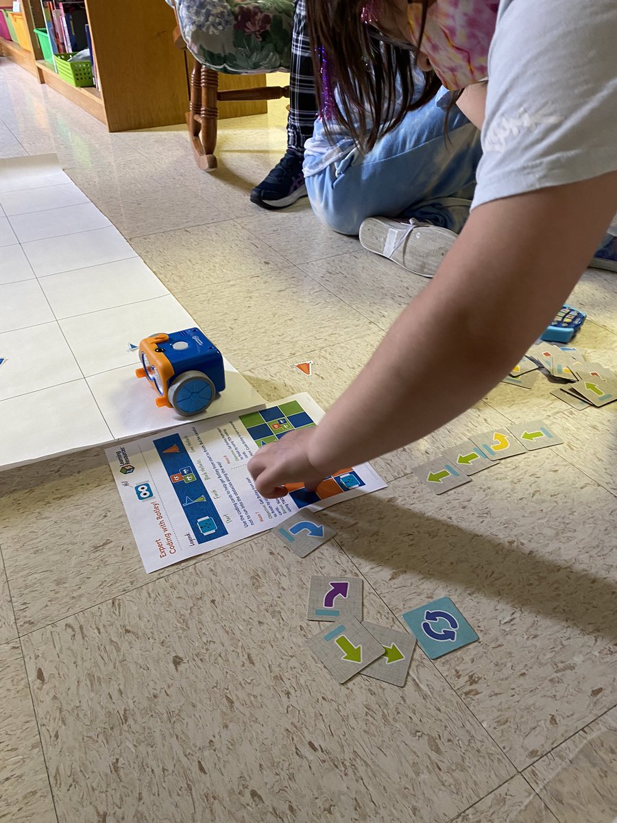 Botleys and Mazes! Our primary students checking out our new Botleys! Working together and problem solving! Thanks <a href="/brilliant_labs/">Brilliant Labs / Labos Créatifs</a>!
