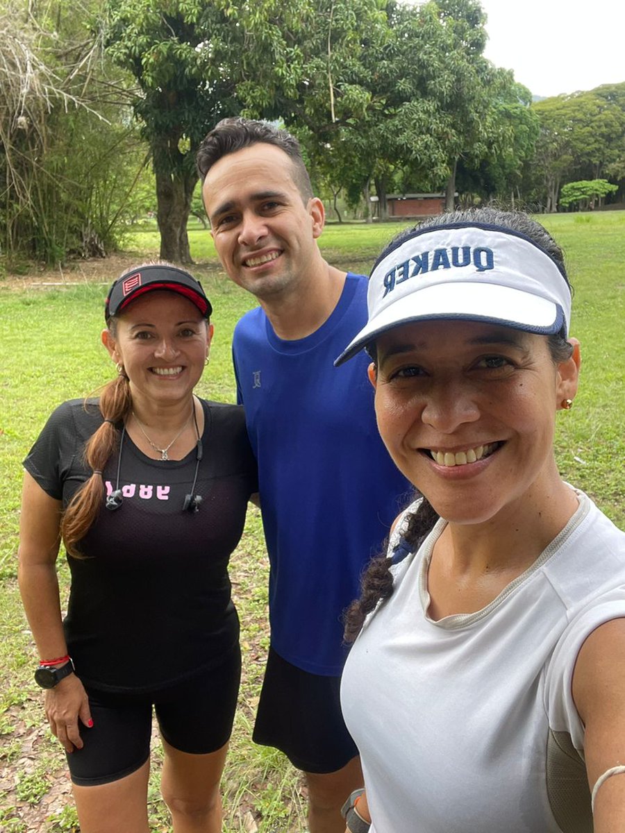 KER___________'s tweet photo. Salieron 10 x 400 necesitaba poner a bombear este éste corazón...correr: mi terapia. 🏃🏽♀️💨💪🏼
#RunKerRun #correr #YoElegiCorrer #run #Caracas @LoveRunSmile @iloverunn @ComuniRunners https://t.co/0pxDxOl6Cu