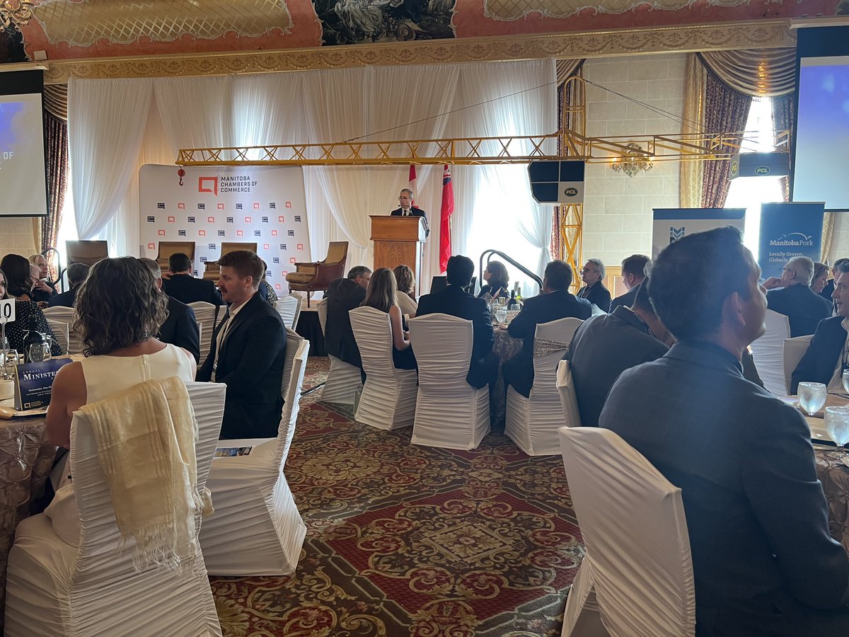 mbchambersofcom's tweet photo. And we are in the ballroom! Thank you to MCC Board Chair, Michelle Kuly, Principal of @BlueprintIncCA for sharing your vision for this next year! And thank you to Presenting Sponsor #MREA for opening remarks! https://t.co/mrjrW1I2eQ