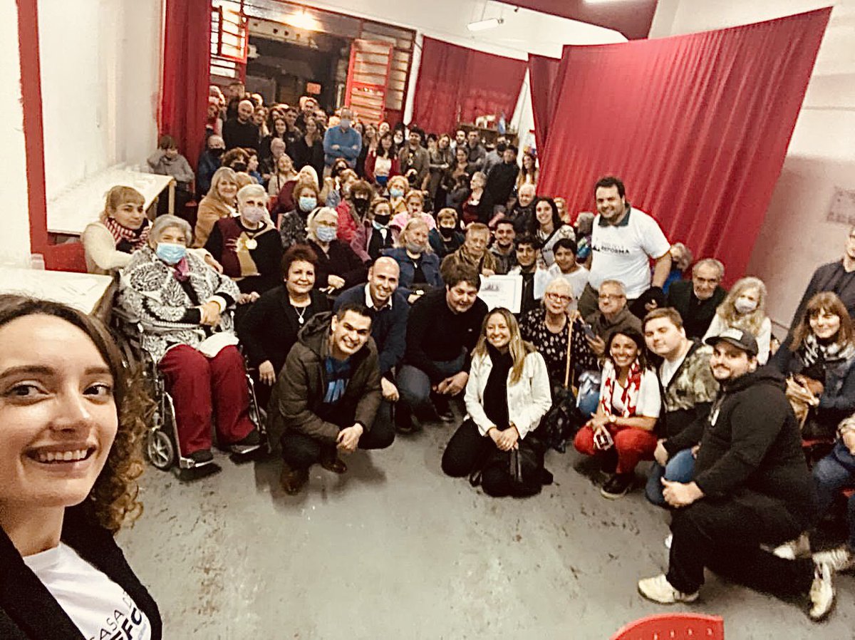 casadelareforma's tweet photo. 🎉 ¡TUVIMOS DOBLE FESTEJO! 🎉
Ayer, los 6 años de nuestra querida casa 🏠🇵🇱 en Almagro, y hoy el #DíaDeLaPatria 🇦🇷 en Parque Norte en el que compartimos un exquisito #LocroRadical 🍲🇵🇱. Escuchamos a nuestros dirigentes @agustindrombola, @marielacoletta, @martinocampoba y (…) https://t.co/C7medUJOUd