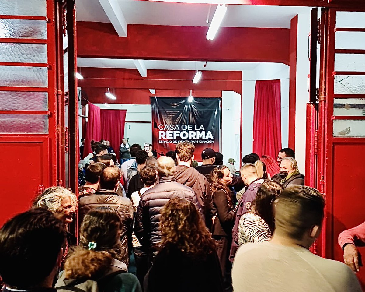 casadelareforma's tweet photo. 🎉 ¡TUVIMOS DOBLE FESTEJO! 🎉
Ayer, los 6 años de nuestra querida casa 🏠🇵🇱 en Almagro, y hoy el #DíaDeLaPatria 🇦🇷 en Parque Norte en el que compartimos un exquisito #LocroRadical 🍲🇵🇱. Escuchamos a nuestros dirigentes @agustindrombola, @marielacoletta, @martinocampoba y (…) https://t.co/C7medUJOUd