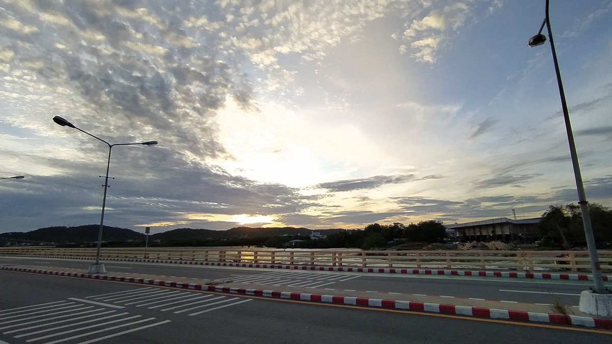 iprakob's tweet image. อรุณสวัสดิ์ครับ..ออกกำลังเสร็จนั่งพักมีน้องหมาหลงมาจากไหนไม่รุ..มานอนพลิกไปพลิกมาทำท่ายั่วหวังจะให้พากลับ..คงหาเจ้าของไม่เจอ..มีขี้เมามานอนเมาค้างจนสายด้วย555..แวะหาของอร่อยที่ตลาดได้...ขอให้มีความสุขมีพลังทุกคนครับ..อย่าปล่อยใจให้ไหลไปตามกระแสโซเชียลมากนัก..ประสาทจะกิน