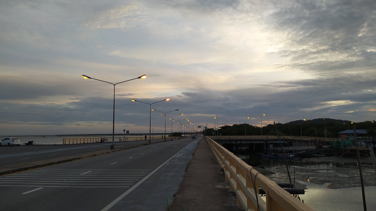 iprakob's tweet image. อรุณสวัสดิ์ครับ..ออกกำลังเสร็จนั่งพักมีน้องหมาหลงมาจากไหนไม่รุ..มานอนพลิกไปพลิกมาทำท่ายั่วหวังจะให้พากลับ..คงหาเจ้าของไม่เจอ..มีขี้เมามานอนเมาค้างจนสายด้วย555..แวะหาของอร่อยที่ตลาดได้...ขอให้มีความสุขมีพลังทุกคนครับ..อย่าปล่อยใจให้ไหลไปตามกระแสโซเชียลมากนัก..ประสาทจะกิน