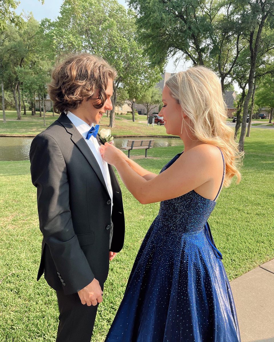 jessalynm_'s tweet photo. prom!!! 🤍🤍 https://t.co/Xa2BhPRcG7