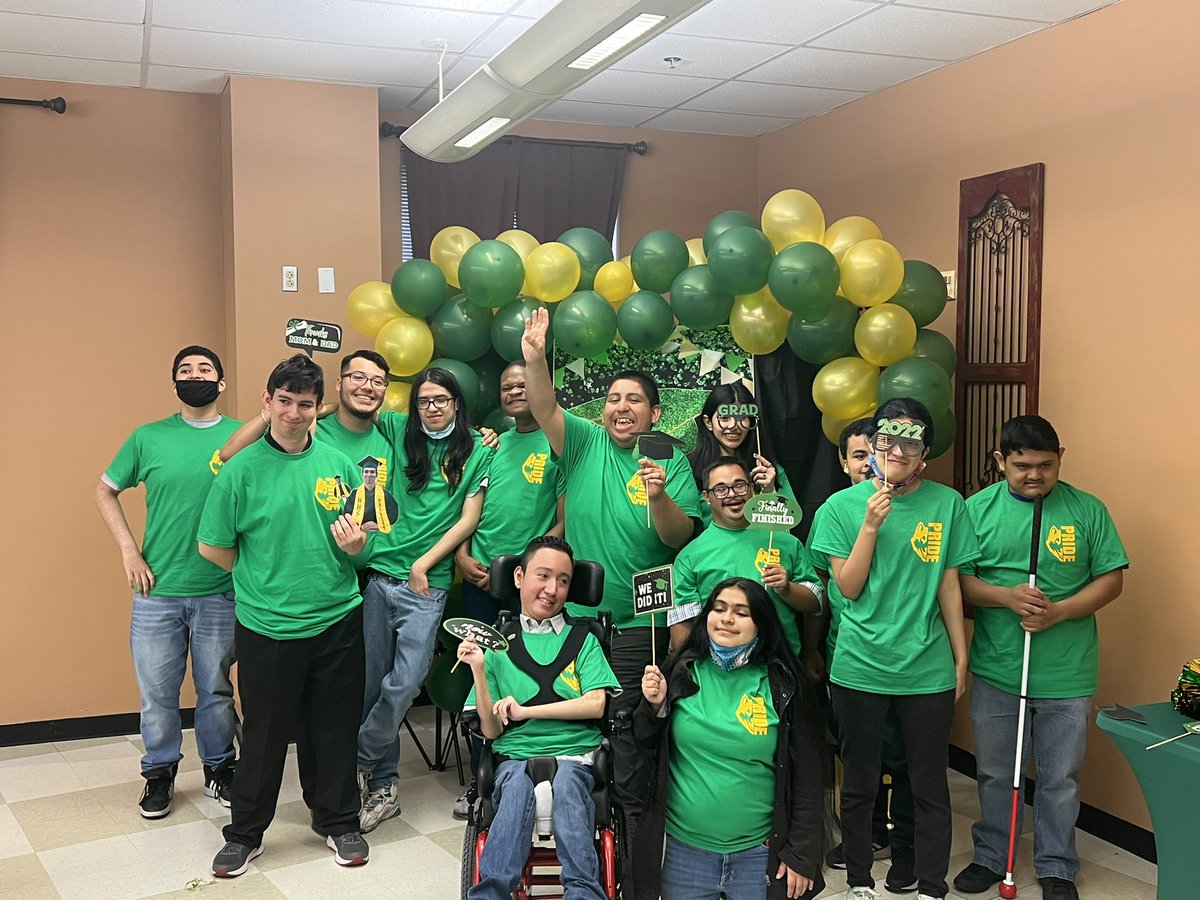 Barrera_Holmes's tweet photo. Love the spirit of these amazing 2022 graduates💚💛@NISDHolmes @HolmesSpecEd https://t.co/lmnckrUbXs