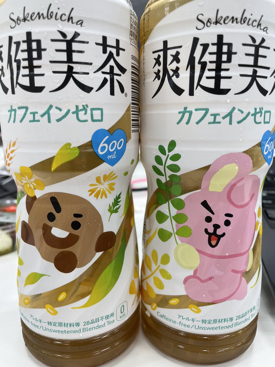 会社で、爽健美茶買わないといけないの！って騒いでたら机の上に置いてくれてた🤣
ありがとうみんな🙇‍♀️