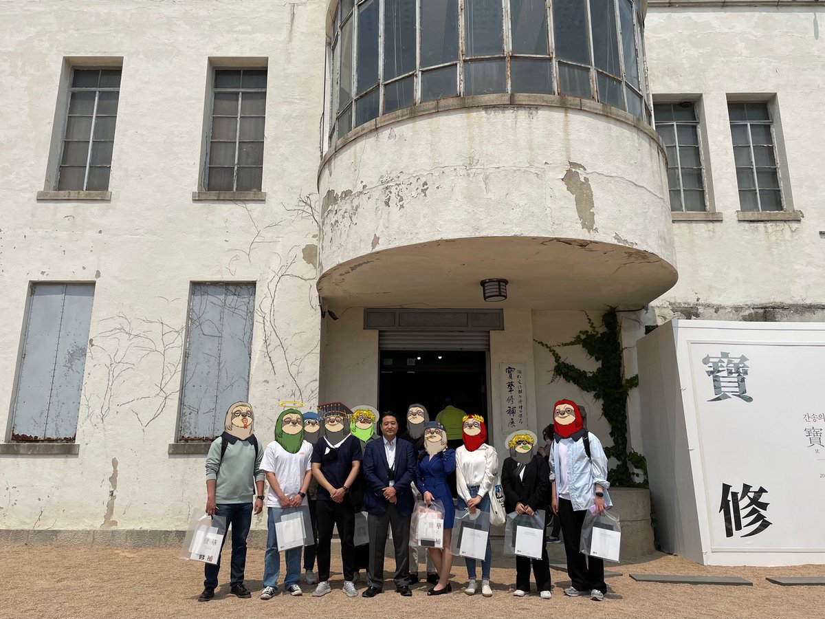 HighSloths's tweet image. Ten members of the High Sloth Society with director Jeon In-Gun at the inaugural offline event at the Kansong Art Museum.