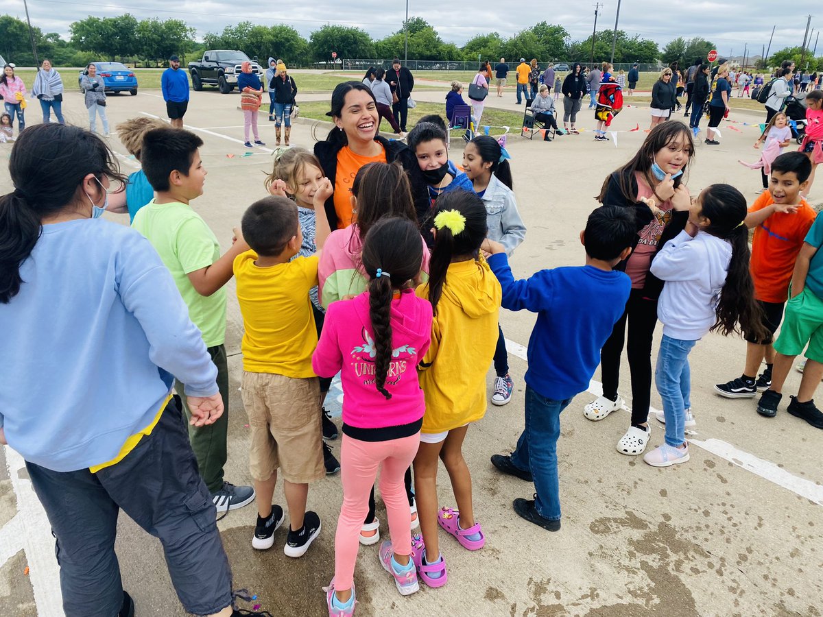 maribel_cazarez's tweet photo. Today was filled with lots of fun and celebrations! We had so much fun during field day! My students all ran up to me and hugged me after winning a game. It was the BEST thing ever! Our class is a family 💜💜#AlvaradoExcellence https://t.co/XiHewP05Hc