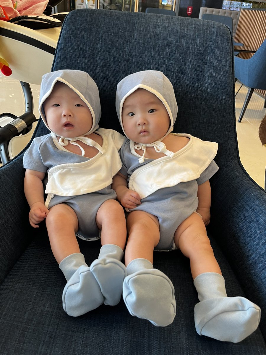 dearviola1's tweet photo. 생후140일차 아기들
생긴것 성격 어디 하나 비슷한게 1도 없는 쌍둥이지만, 엄마의 가장큰 바램은 둘이 평생의 단짝으로 살아가는것이다.
사랑하는 내 아가들..
태어나서 이렇게까지 사랑해본적이 한번도 없었어 ㅠㅠ https://t.co/T1hB1mBQZj