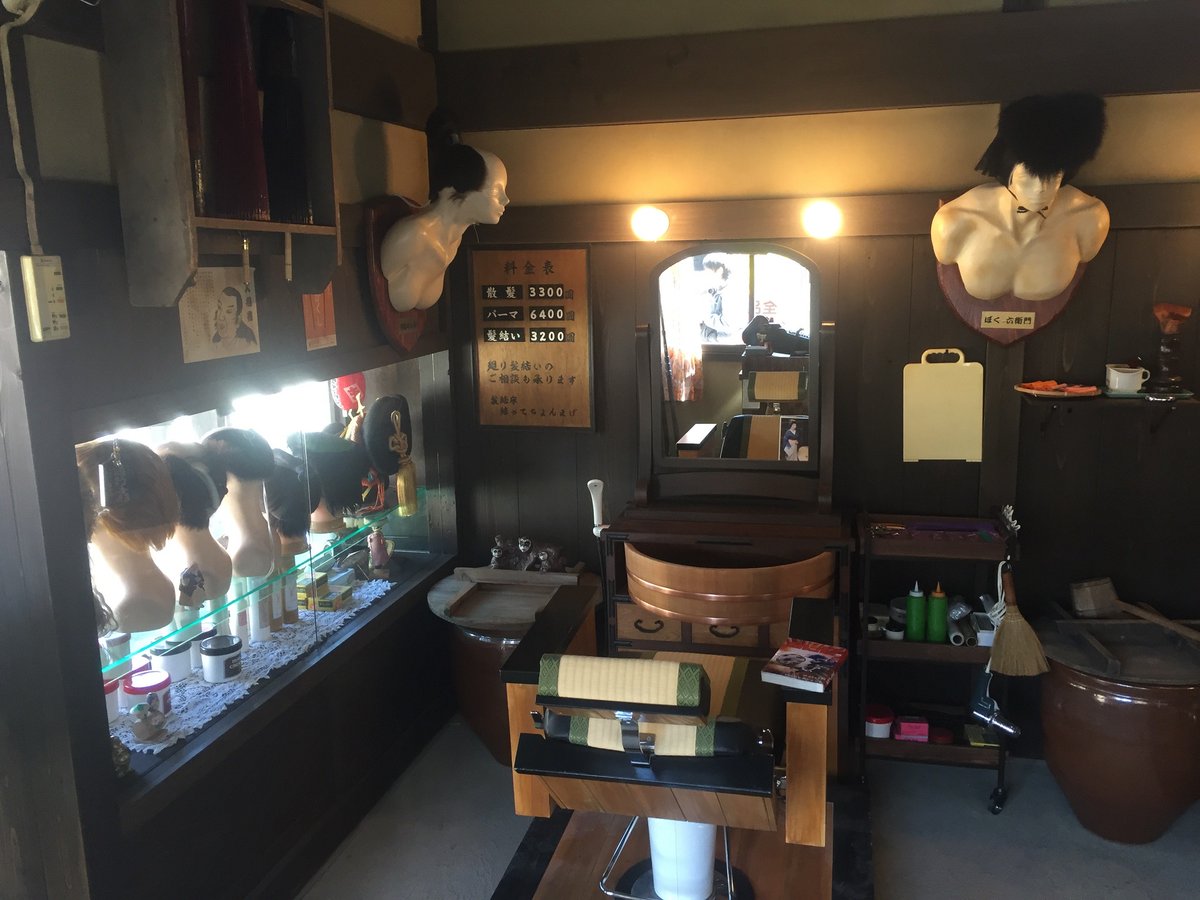 mcgc_jp's tweet photo. 実は・・・
「アクリライト™」が看板と美容院の棚板に採用されていました❗️

アクリライト™とは？と気になった方は、ぜひWebへ👇🏻✨

💻 https://t.co/ylvJM7QqEY

#知られたい
#映画 #銀魂2 #銀魂 https://t.co/ZHHmEVM774
