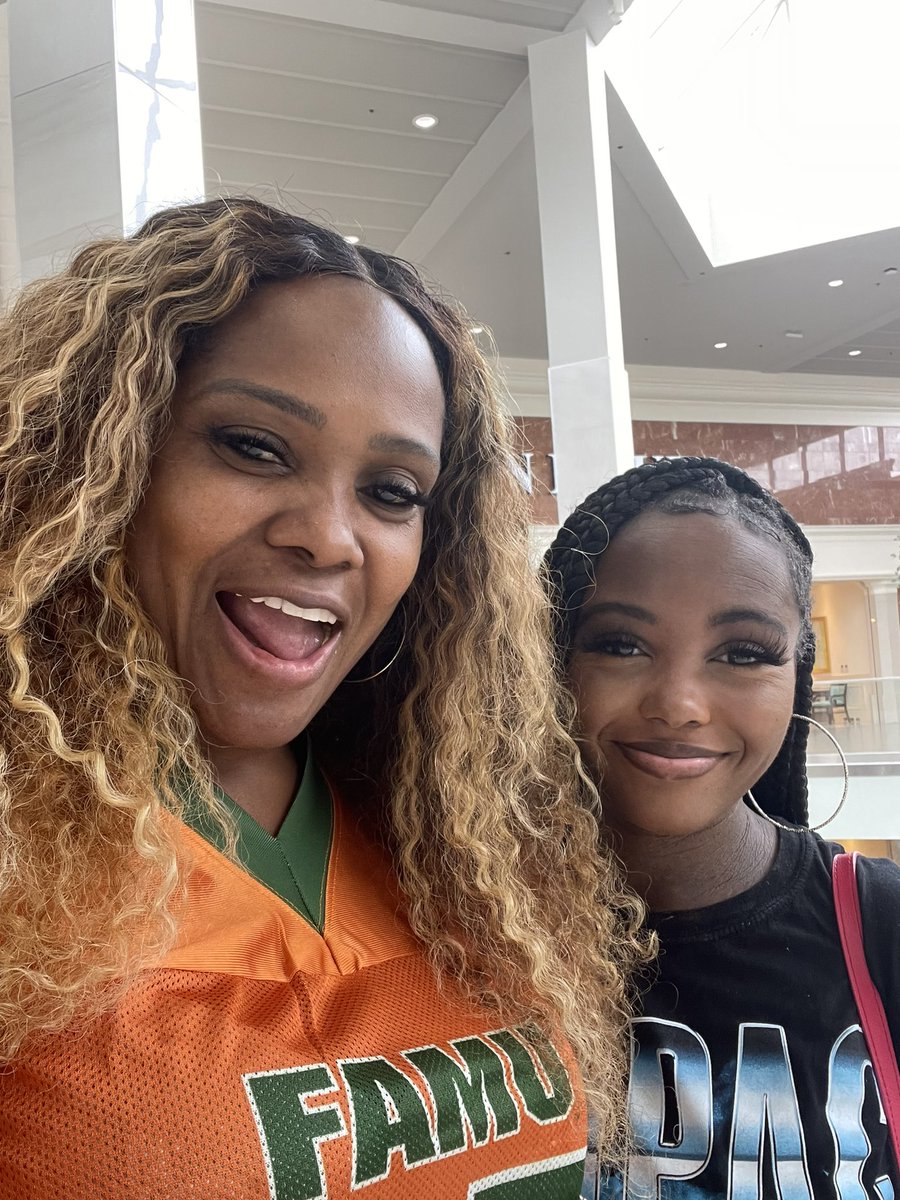 Dr_Heavenly's tweet photo. School is out! #married2med https://t.co/cHkdeDq8KG