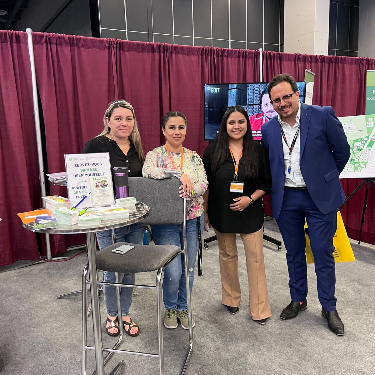 aestivill's tweet photo. Nuestro @ConsulMexMon presente en Salón de la Inmigración de Quebec. Oportunidad de alianzas con las instituciones de apoyo a migrantes (gracias a @ImmigrantQuebec @SOITQuebec #Rattmaq). En apoyo a todo trabajador mexicano, por su seguridad, su protección, su desarrollo. https://t.co/0oaeieR1UD