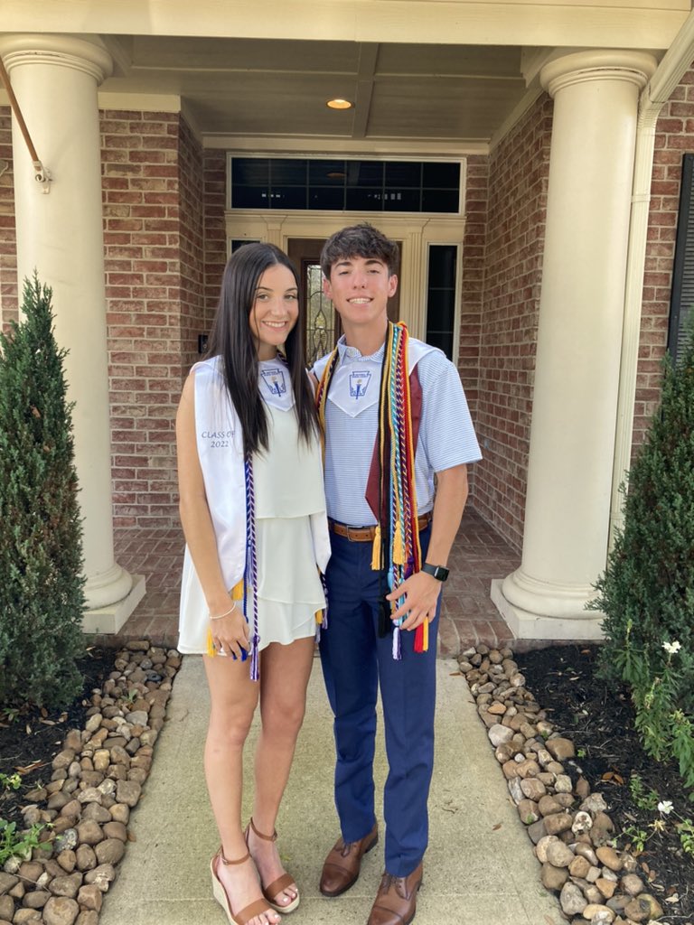 MandyLandKISD's tweet photo. #oakgrad22 https://t.co/FlywZoRg32
