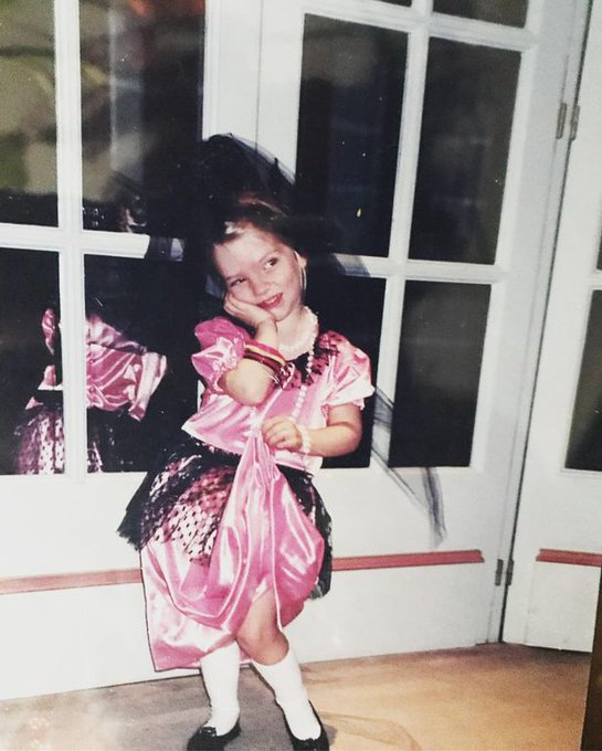 ElAcertijoOk's tweet photo. Les dejo esta Anya Taylor-Joy vestida de dama antigua para un acto en su escuela argentina para terminar el Día de la Patria como los padres de la Patria hubieran querido. https://t.co/8LOGlYuQEZ