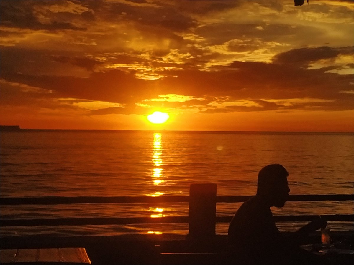 Un atardecer en #Anzoategui es capaz de producir colores inigualables que quedarán plasmados en nuestros recuerdos para siempre

Vista desde <a href="/Steakhouse/">erin deighton</a> en IG Playa Mansa, Lechería,  que belleza! 

#AnzoateguiTeEnamora #Venezuela #Turismo #Atardecer