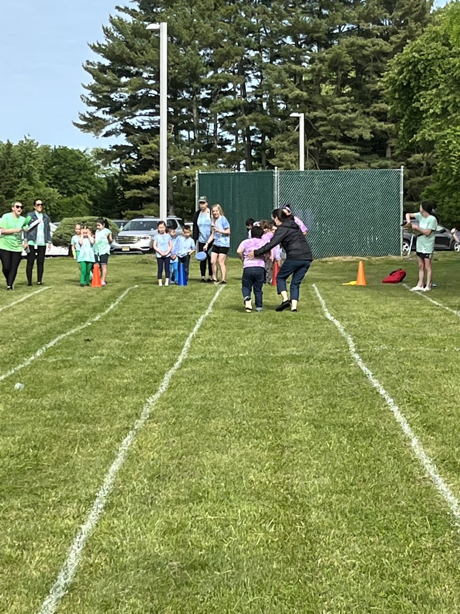 CRAMrsWeiss's tweet photo. It was another successful Field Day because the smiles never left their faces! A special thank you to @ApplegatePE for another amazing Field Day! ⚽️🏃‍♂️🏆#Fts4rkids #FieldDay @CRA_Bulldogs https://t.co/UT0SDRy1dF