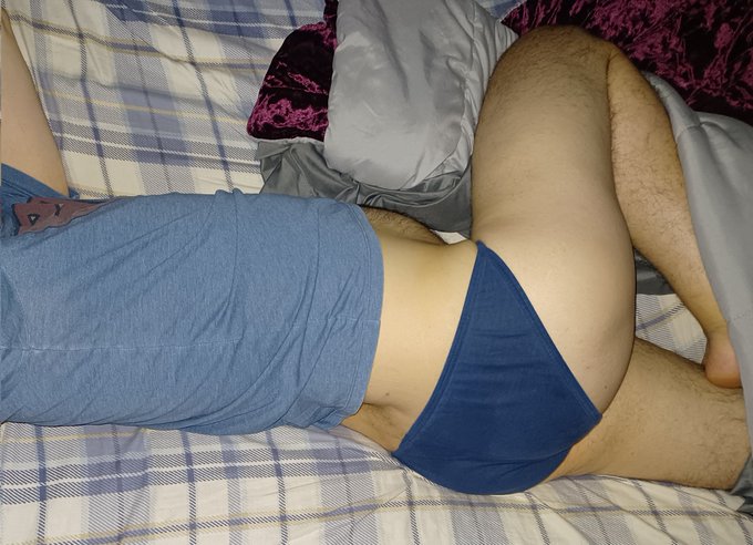 Woke up and needed a stretch. Could use a cuddle right now tho https://t.co/TtMqIBZbww