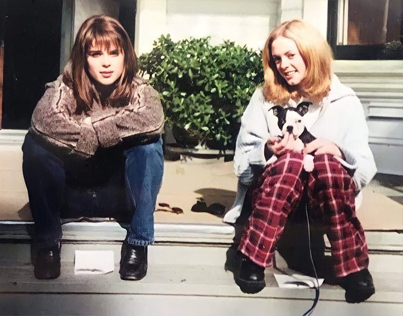 horrorlogy's tweet photo. neve campbell and rose mcgowan on the set of scream (1996) https://t.co/mUCLWWVT1v