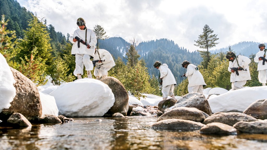 BSF_India's tweet image. #PicOfTheDay 📸 

&quot;अदम्य धैर्य धार युद्ध में शिला-शिला-अड़ो,
घमंड के पहाड़ उच्च, रौंदते हुए चढ़ो I&quot;

 सीमा सुरक्षा बल - सर्वदा सतर्क 

#BSF 
#NationFirst 
#FirstLineofDefence