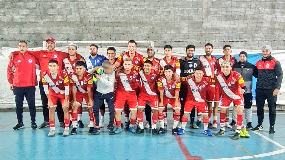 FutsalAAAJ's tweet photo. #AAAJ 🇦🇹 ¡Primer paso! ✅️
¡#ElSemilleroDelMundo 🌎 está en la próxima fase de la #CopaBAFI! 🏆
Tras igualar 2-2 ante @CaepFutbol, los Bichos obtuvieron el pase a 32vos por penales. @GastonChavezR se coronó como el héroe de la jornada al contener 2 remates en la definición. https://t.co/y3bT4CQeeI