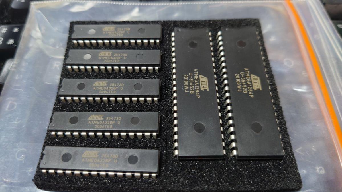 Kappa120's tweet photo. Arduinoでよく使われる ATMEGA328Pと
大容量のATMEGA1284P
買ったはいいけど忙しくて遊べない悲しみ😭
#Arduino #ATMEGA328P #ATMEGA1284P #マイコン https://t.co/HyTU1d1Hv3