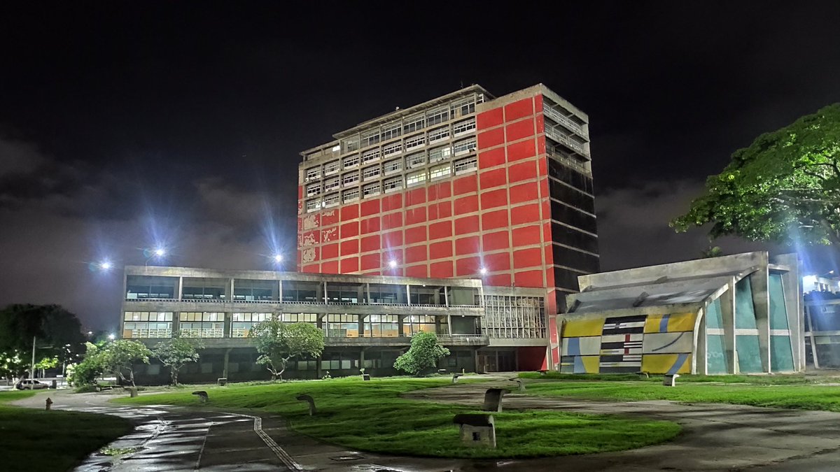 Biblioteca de la UCV de noche. Da gusto verla iluminada de nuevo.